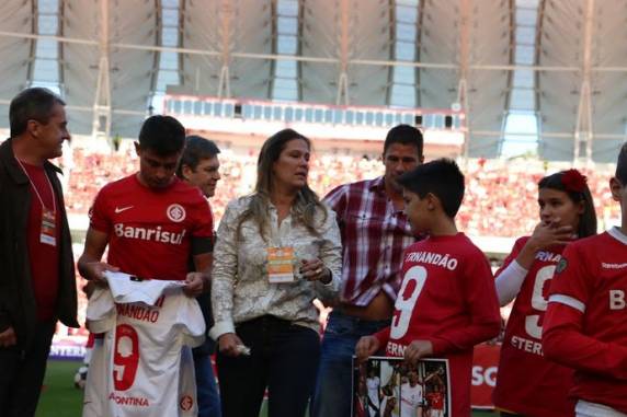 Homenagem a ídolo morto em acidente aéreo em 

junho está na fase de moldes antes da etapa de bronze; direção inaugurará peça no Beira-Rio em 17 de dezembro