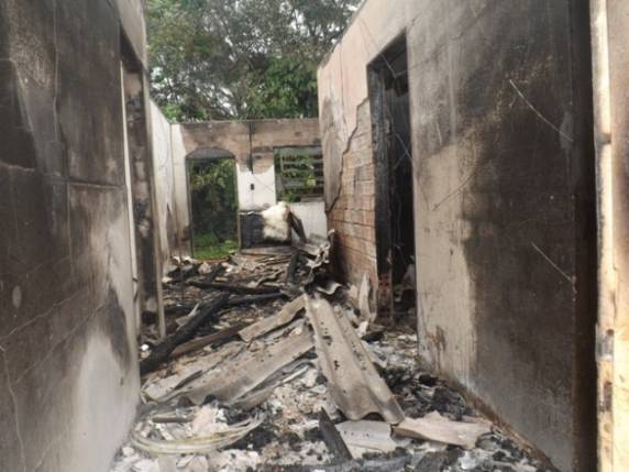 Família perde casa, móveis, carro e trator em incêndio provocado por raio em
Horizontina - foto 3