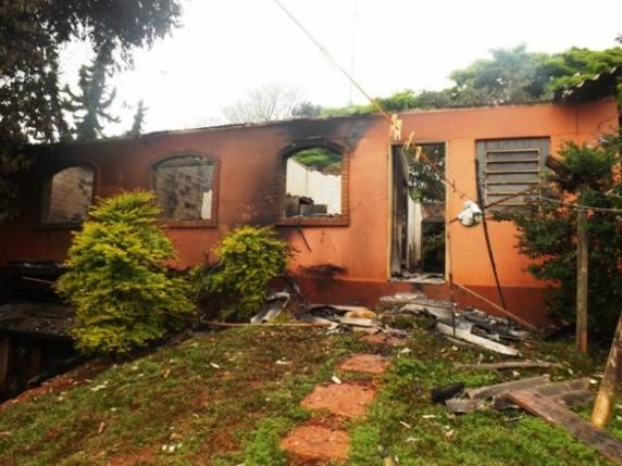 Família perde casa, móveis, carro e trator em incêndio provocado por raio em
Horizontina - foto 2