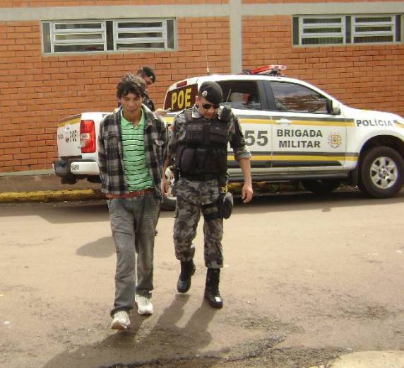 POE prende homem com tijolo de maconha em Ijuí - foto 3