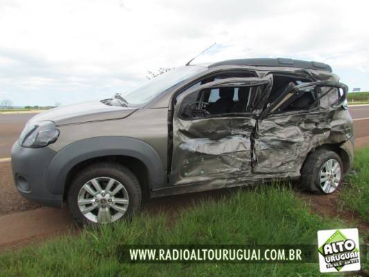 Carreta tomba depois de bater em automóvel na BR 468 - foto 2