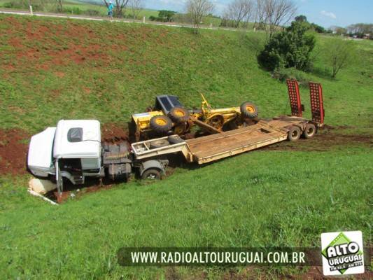 Carreta tomba depois de bater em automóvel na BR 468 - foto 3