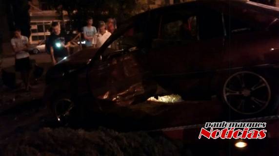 Motorista perde o controle de direção de automóvel e só para em muro de uma residência - foto 2