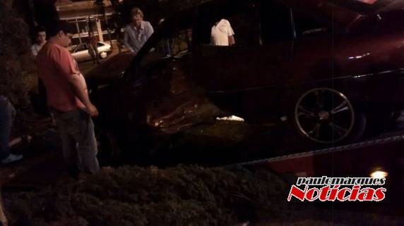Motorista perde o controle de direção de automóvel e só para em muro de uma residência - foto 3