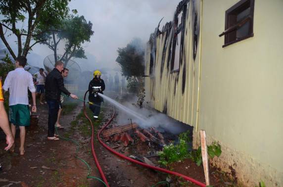 Casa é consumida pelo fogo em 

Barra do Guarita - foto 3
