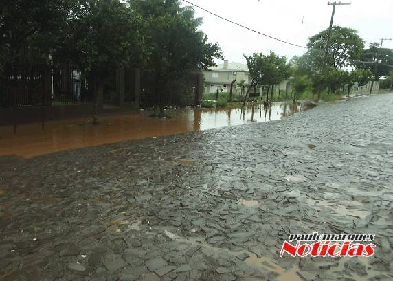 Moradores ficam ilhados em residência, em Três de Maio - foto 2