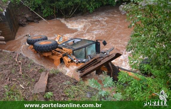 Máquina da prefeitura de Tenente Portela cai em rio. Veja imagens - foto 2