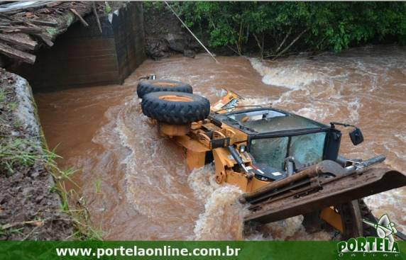 Máquina da prefeitura de Tenente Portela cai em rio. Veja imagens - foto 3