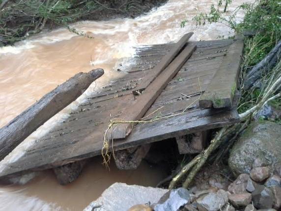 Devido o significativo volume de chuvas, estradas e pontes do interior foram danificadas