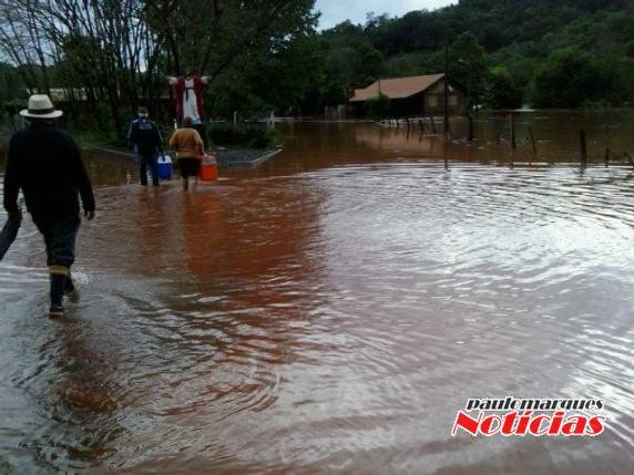 Balneário Cascatinha sofre com mais uma
enchente - foto 3