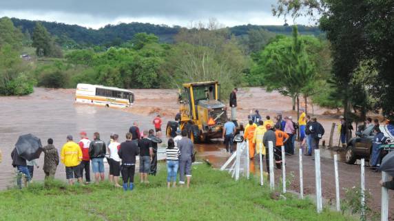 Ônibus é arrastado por rio e três pessoas passam 

quase quatro horas presas no veículo - foto 3