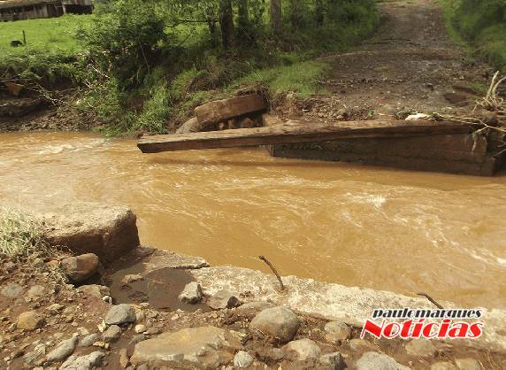 Ponte é arrastada pela força da água do Lajeado
Cachoeira - foto 2