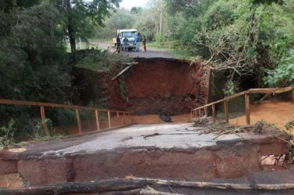 O temporal causou danos a pelo menos 100 famílias, estradas e pontes
