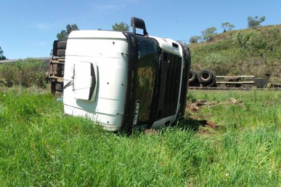 Carreta carregada com arroz tomba na BR 285, em Vitória das Missões - foto 2