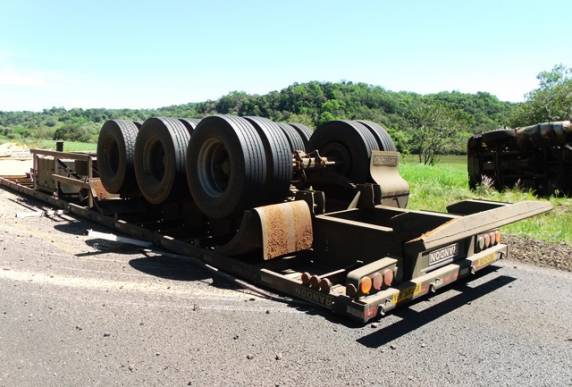 Carreta carregada com arroz tomba na BR 285, em Vitória das Missões - foto 3