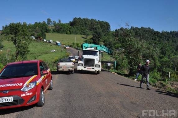 Caminhão cai em ribanceira de 60 metros em Frederico Westphalen - foto 3