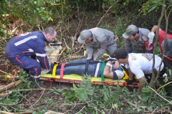 Caminhão cai em ribanceira de 60 metros em Frederico Westphalen - foto 2