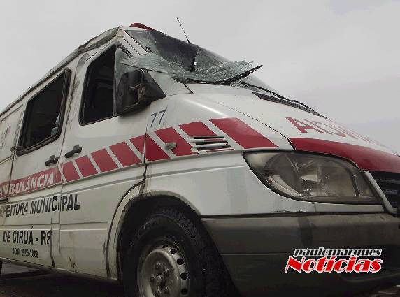 Ambulância da prefeitura de Giruá tomba na BR-472, quatro pessoas ficaram feridas - foto 2