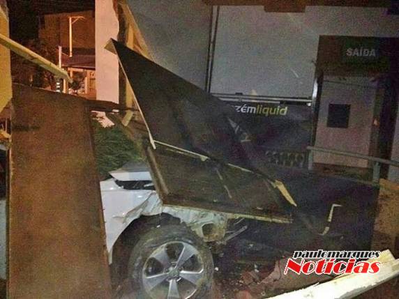 Veículo bate e quebra parede de uma casa de eventos em Três de Maio - foto 2