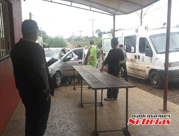 Mulher fica ferida depois de bater com automóvel na perede de um mercado em Independência - foto 2