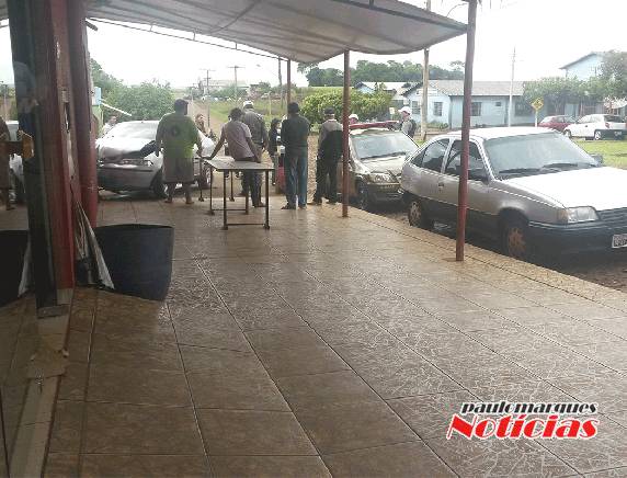 Mulher fica ferida depois de bater com automóvel na perede de um mercado em Independência - foto 3