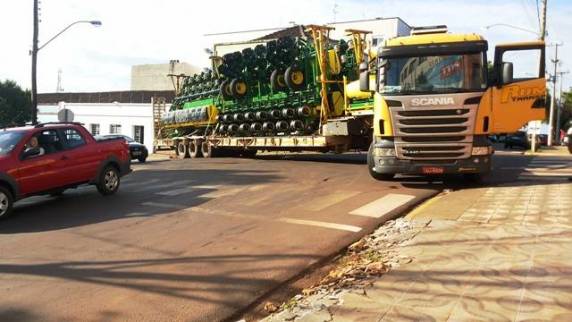 Novo acidente com caminhão na esquina da Arco-Íris em Horizontina - foto 2