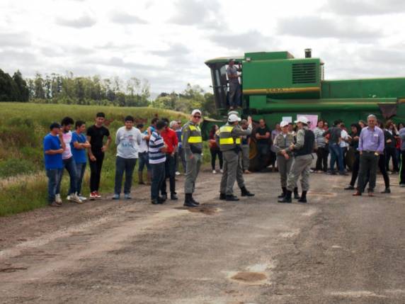 Estudantes de Bossoroca trancam a ERS 168 - foto 3