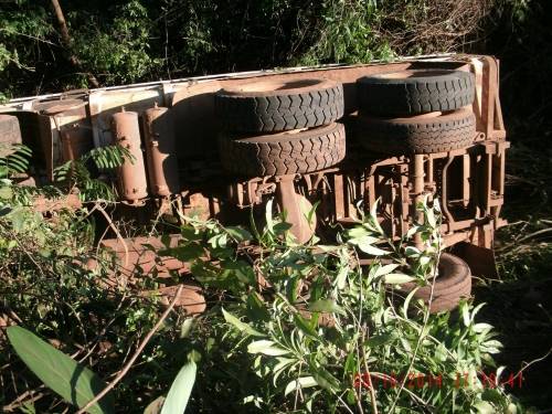 Caminhão saiu da pista e tombou na ERS 305 entre Horizontina e Crissiumal - foto 2