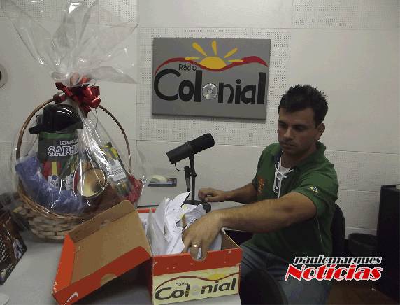 Rádio Colonial AM e Erva Mate Saphira entregam prêmio de um promocional - foto 2