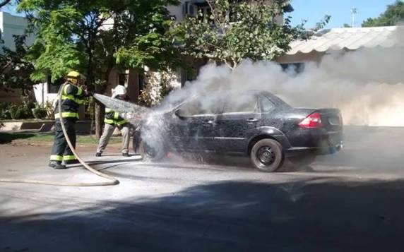 Fogo consome parte frontal de Ford Fiesta em Santo Ângelo - foto 3