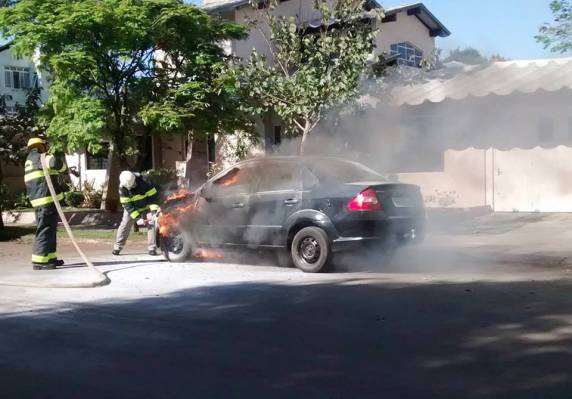 Fogo consome parte frontal de Ford Fiesta em Santo Ângelo - foto 2
