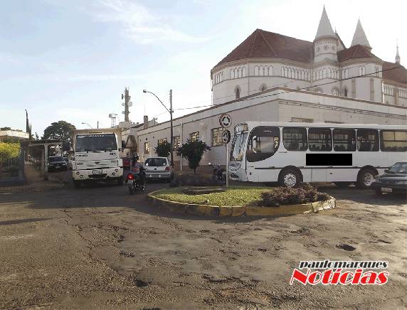 Ônibus e moto colidem dentro de uma rótula no centro de Três de Maio - foto 3