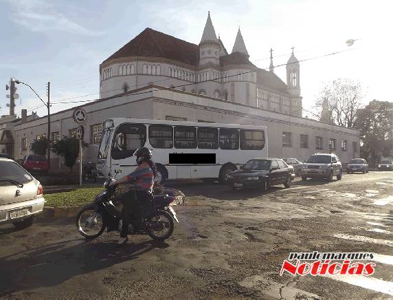 Ônibus e moto colidem dentro de uma rótula no centro de Três de Maio - foto 2