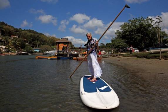 Sonho realizado: vovó de 85 anos ganha prancha de stand up para atravessar o canal da Barra
da Lagoa - foto 2
