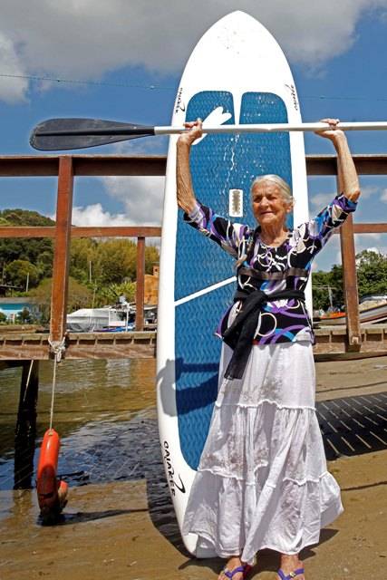 Sonho realizado: vovó de 85 anos ganha prancha de stand up para atravessar o canal da Barra
da Lagoa - foto 3