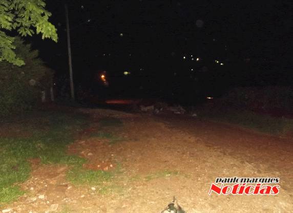 Moradores protestam com
fechamento de uma rua no bairro Jardim das Acácias - foto 2