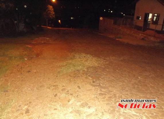 Moradores protestam com
fechamento de uma rua no bairro Jardim das Acácias - foto 3