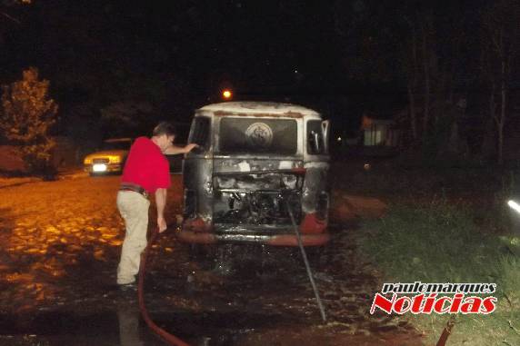 Kombi incendeia é parcialmente destruída pelo fogo - foto 2