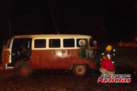 Kombi incendeia é parcialmente destruída pelo fogo - foto 3