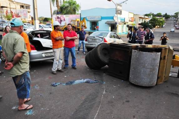 Rolo Compressor sem freios, capota e bate em 2 carros no centro de Ijuí - foto 3