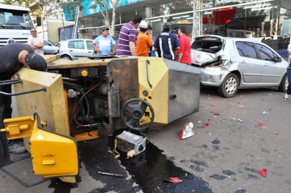 Rolo Compressor sem freios, capota e bate em 2 carros no centro de Ijuí - foto 2