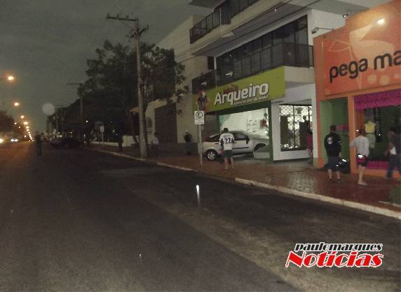 Veículo invade prédio da Lojas Arqueiro no centro de Três de Maio - foto 2