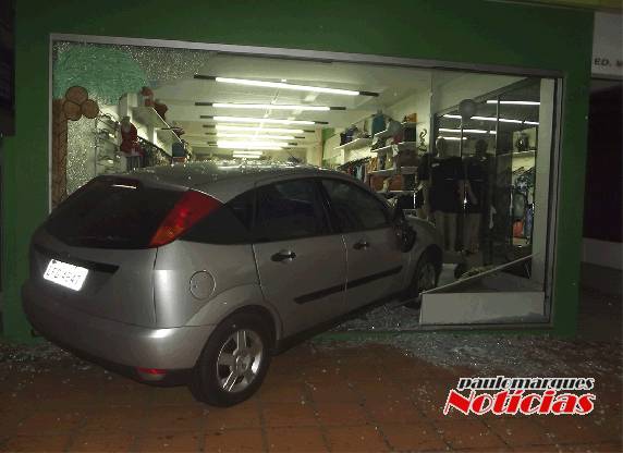 Veículo invade prédio da Lojas Arqueiro no centro de Três de Maio - foto 3