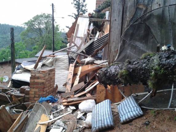 Árvore cai sobre casa e mata mulher de
29 anos em Gramado - foto 3
