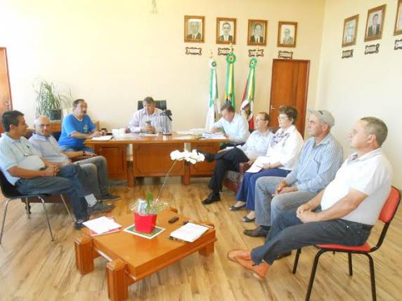 Administração Municipal reúne secretariado para discutir
sobre o turno único e atividades de fim de ano - foto 3