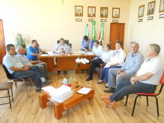 Administração Municipal reúne secretariado para discutir
sobre o turno único e atividades de fim de ano - foto 2
