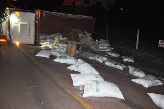 Caminhão carregado com farelo de trigo tomba em Ijuí - foto 3