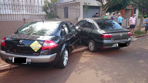 Jovem faz manobras perigosas e bate
com carro em veículo estacionado, em Santa Rosa - foto 3