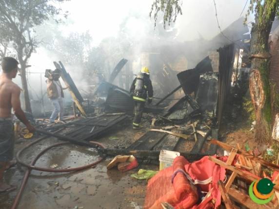 Incêndio destrói 3 casas na Vila Cruzeiro em Passo Fundo - foto 2
