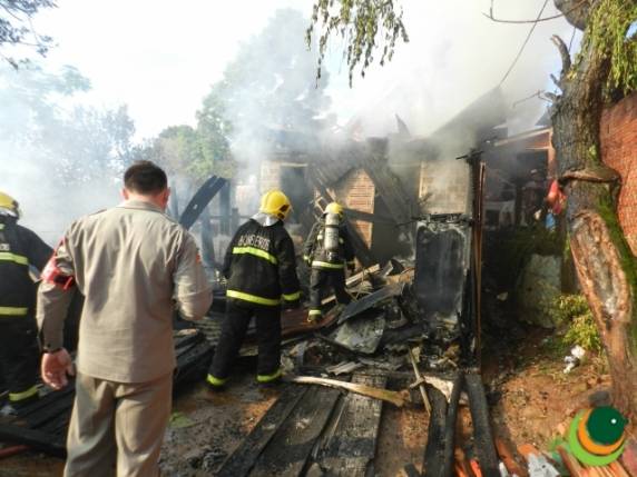 Incêndio destrói 3 casas na Vila Cruzeiro em Passo Fundo - foto 3